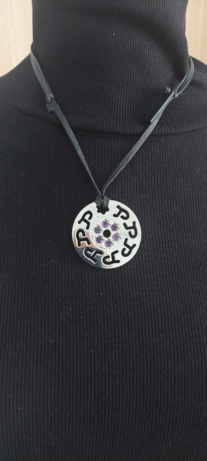 Collier pendentif cercle Rebecca - Argenté et pierres violettes - Très bon état – photo 7